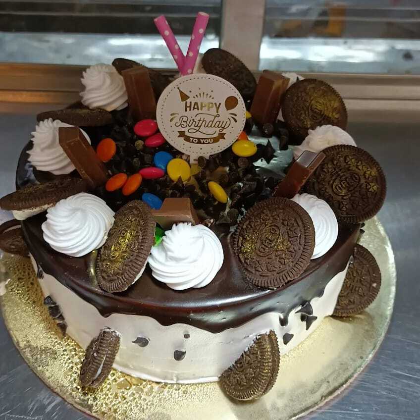 send half kg kitkat oreo gems choco vanilla chips cake delivery